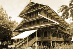 Rumah-Adat-Tradisional-Banua-Tada-Suku-Wolio-Buton-Sulawesi-Tenggara